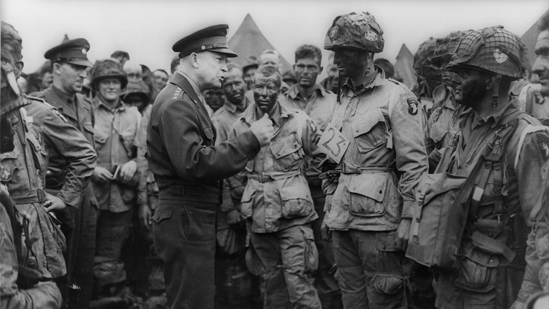 Le général Eisenhower en compagnie de parachutistes Eisenhower