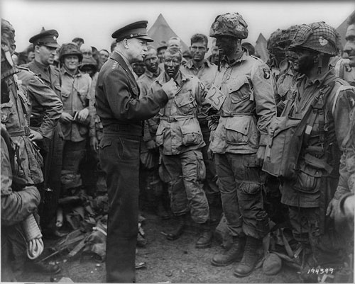 Le général Eisenhower en compagnie de parachutistes Le général Eisenhower en compagnie de parachutistes