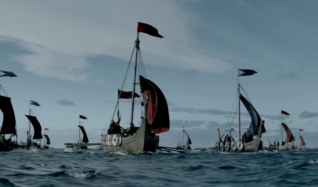 Forts de leurs bateaux (improprement appelés drakkars), les Vikings sont maîtres de la mer au IXe siècle. Scène de la série "Vikings" - History.