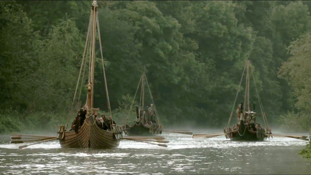 Remontée d'une rivière par une flotte viking. La Seine fut une route privilégiée par les Vikings. Scène de la série TV Vikings.