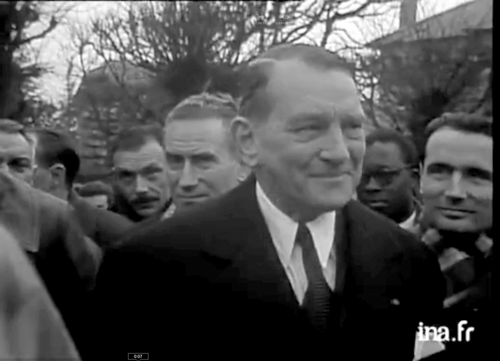 En 1955, Le président René Coty se rend à Saint-Denis, Choisy et Villeneuve-le-roi afin de soutenir ces villes face aux inondations qu'elles viennent de subir. A droite, on aperçoit un futur président, François Mitterrand.