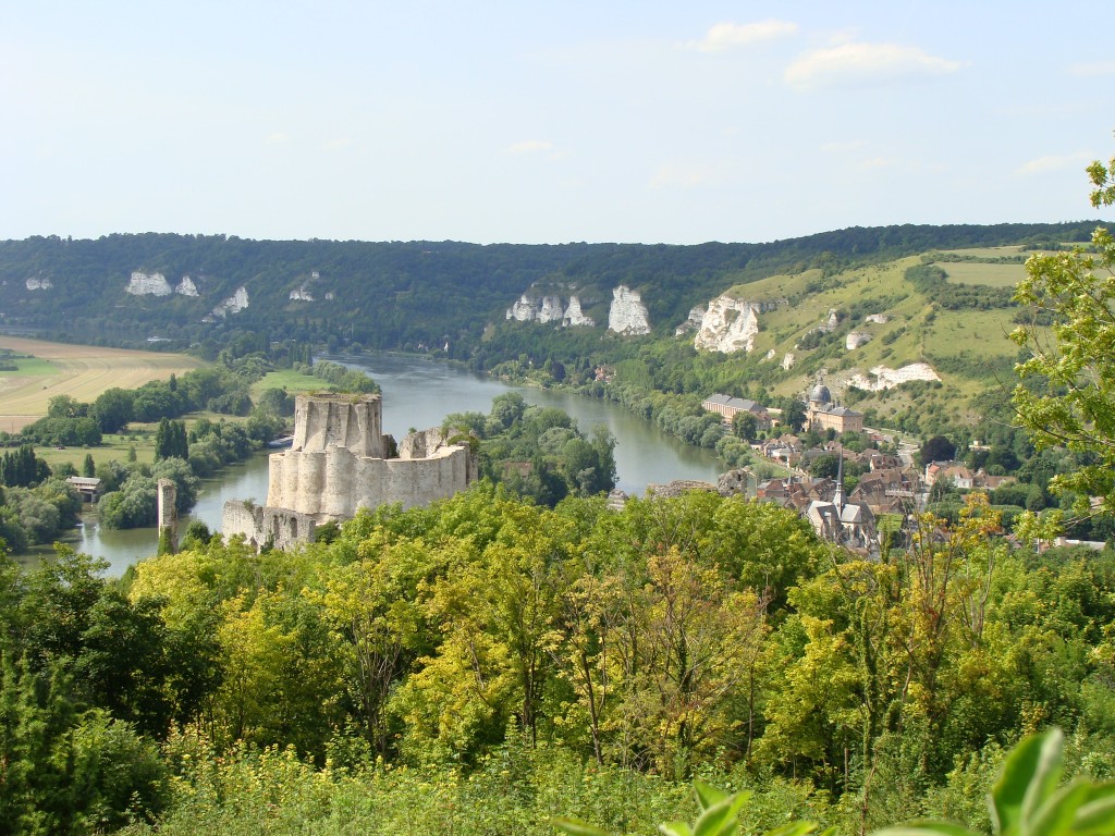 Le site de Château-Gaillard domine un méandre de la Seine et la ville des Andelys.