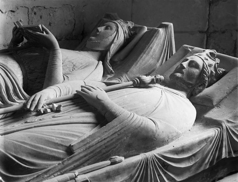 Gisants de Richard Ier Cœur de Lion et d’Aliénor d'Aquitaine à l'abbaye de Fontevraud. Médiathèque de l'Architecture et du Patrimoine.