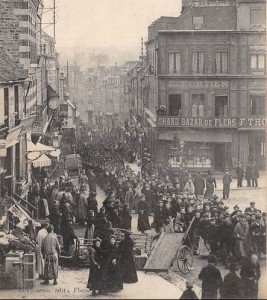 Défilé des ouvriers grévistes de Flers en 1907. Une des plus longues grèves en Normandie.