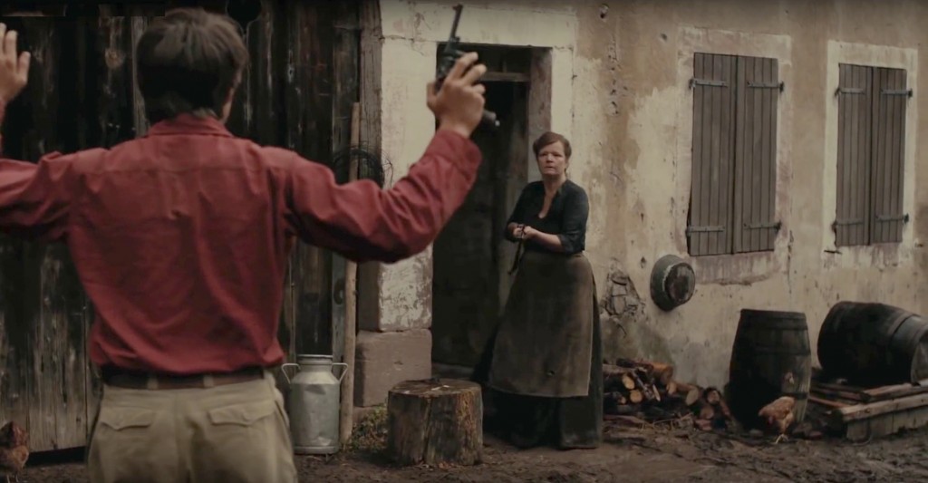 Accueil d'un résistant par une fermière. Une illustration des rapports parfois tendus entre résistants et simples civils. Extrait du film "Nos résistances" par Romain Cogitore (2011).